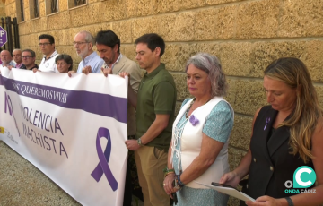 Un momento de la concentración de este lunes en la Subdelegación de Gobierno de Cádiz