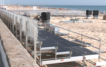 El Cádiz Arena se prepara para el comienzo de la competición en la playa Victoria.