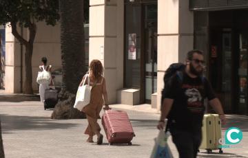 Visitantes paseando por Cádiz.