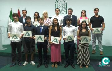 Foto de familia de los premiados.