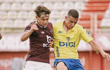 Arribas en una acción del encuentro ante un jugador del conjunto inglés (Foto: Cádiz CF)