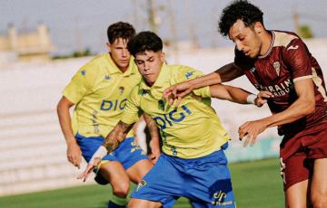 Antoñito Cordero en una acción del encuentro (Foto: Cádiz CF)