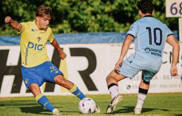 De la Rosa en una acción del encuentro (Foto: Cádiz CF)