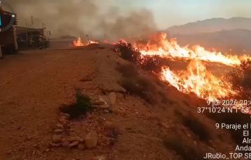 El fuego ha obligado a evacuar a más de un millar de personas