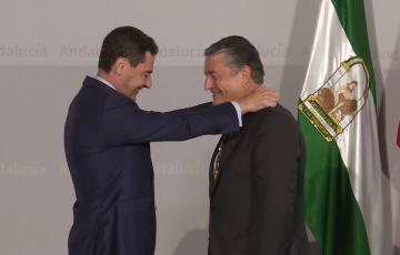Juan Manuel Moreno Bonilla impone la medalla a Antonio Sanz