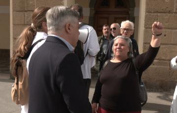 Una protesta de ayuda a domicilio a las puertas del Ayuntamiento de Cádiz.