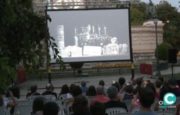 La Plaza de España ha sido escenario de la primera proyección del ciclo "Clásicos al aire libre".