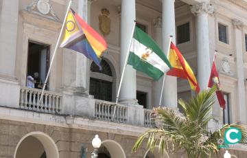Momento del izado de la bandera lgtbi inclusiva en la fachada consistorial. 