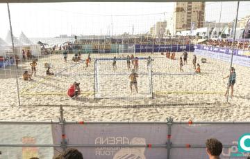 Partidos de balonmano playa en la Victoria, este sábado. 