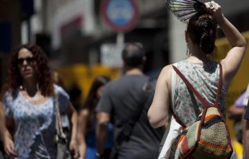 Viandantes protegiéndose del calor. 