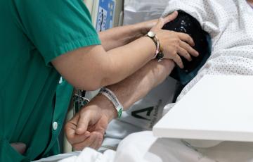 Una enfermera atiende a un paciente.