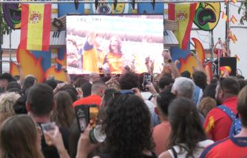 Cientos de aficionados siguiendo el partido de España.