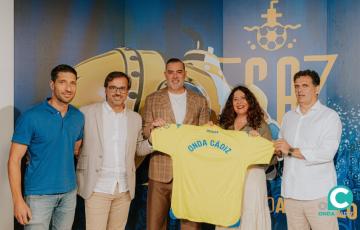 El club ha obsequiado a la emisora con la nueva camiseta oficial (Foto: Cádiz CF)
