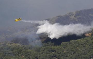 Medios aéreos del Plan Infoca trabajan en las labores de extinción