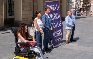 Ediles municipales esta mañana durante la convocatoria en Cádiz