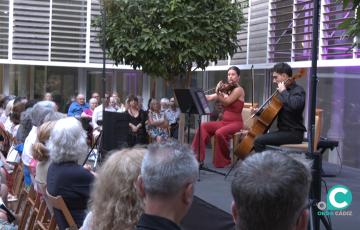 La violinista María Rodríguez y el violonchelista Jorge Gresa ofrecieron concierto en ECCO. 