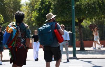 Varias personas se protegen del sol con sombreros en un imagen de archivo