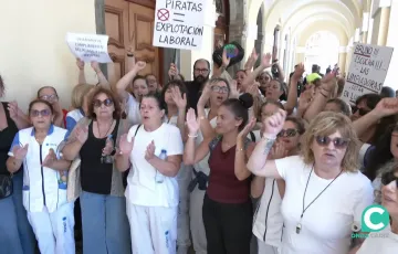 Protesta de limpiadoras de dependencias municipales