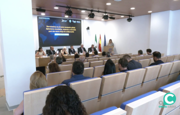 Autoridades e invitados en la mesa que presidió el acto