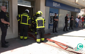 Bomberos en el portal de entrada del bloque donde se produjeron los hechos