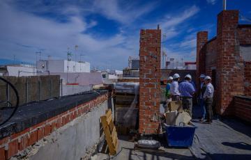 El alcalde y su equipo durante la visita a las obras de la calle Soledad. 