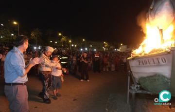 El alcalde, Bruno García, el pregonero, Germán García Rendón y Miguel Clares en la quema de la caballa