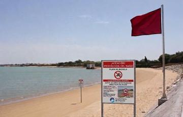 Playa de Micaela en Chipiona con bandera roja tras detectarse bacterias en el agua