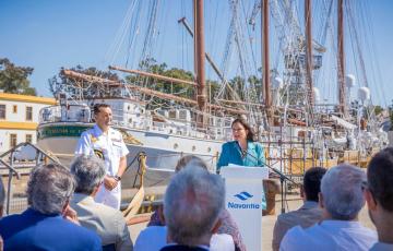 La alcaldesa de San Fernando anuncia el galardon ante el navio en un acto en Navantia