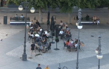 Horeca recomienda a los hosteleros llamar a la policía para evitar la multa cuando algún cliente se niegue a dejar de fumar en las terrazas.