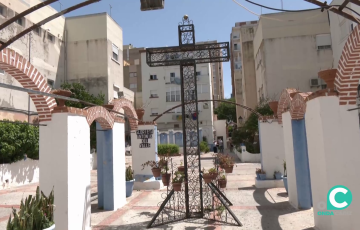 Cruz en uno de los patios de La Tacita