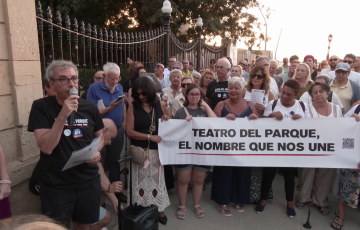 Un momento de la protesta a al entrada del parque Genovés