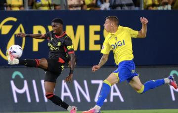 Sergio Arribas en una acción con Asprilla (Foto: LaLiga)