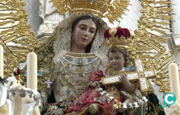 La Virgen de los Desamparados de Cádiz volvió a recorrer las calles de la capital este sábado.