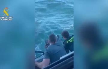 Agentes de la Guardia Civil en el momento del rescate.