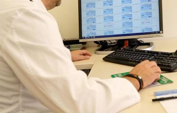 Imagen de archivo de un médico de atención primaria en consulta