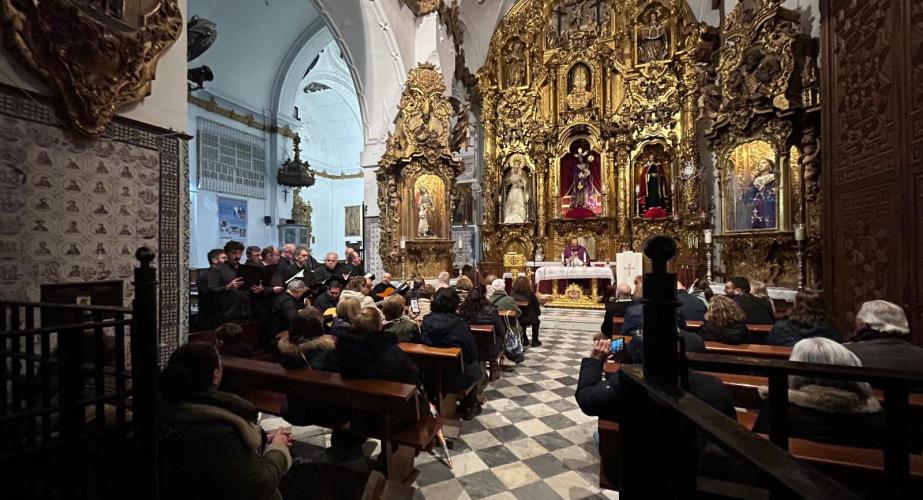 Imagen del interior del templo durante el oficio religioso