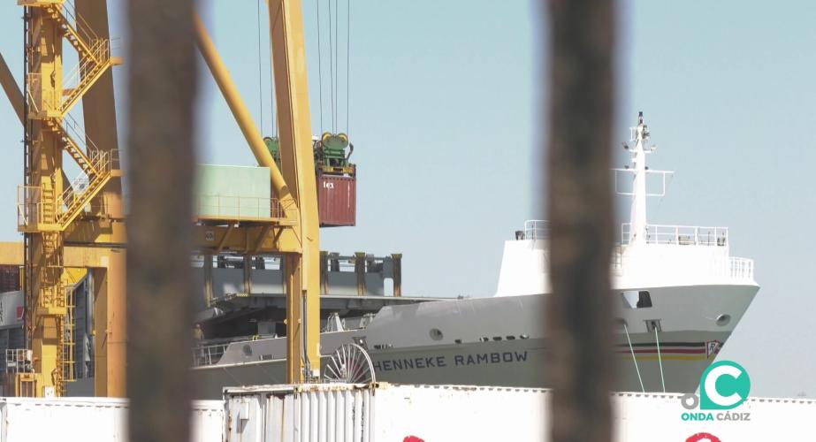 Un barco de mercancias en plena labor de carga en el muelle de la capital gaditana