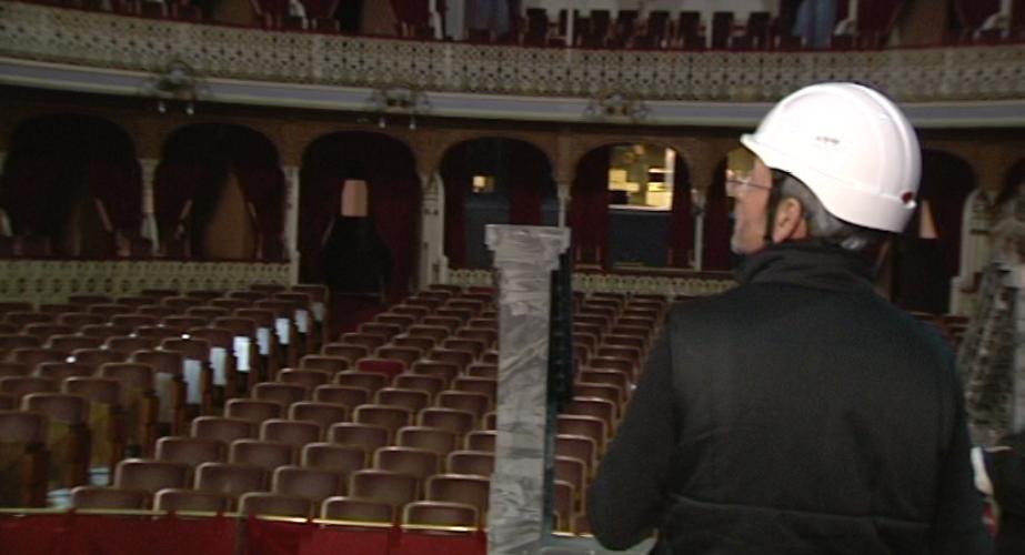Trabajador en el Teatro Falla en una imagen de archivo