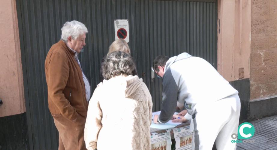 Mesa de recogida de firmas por la plataforma