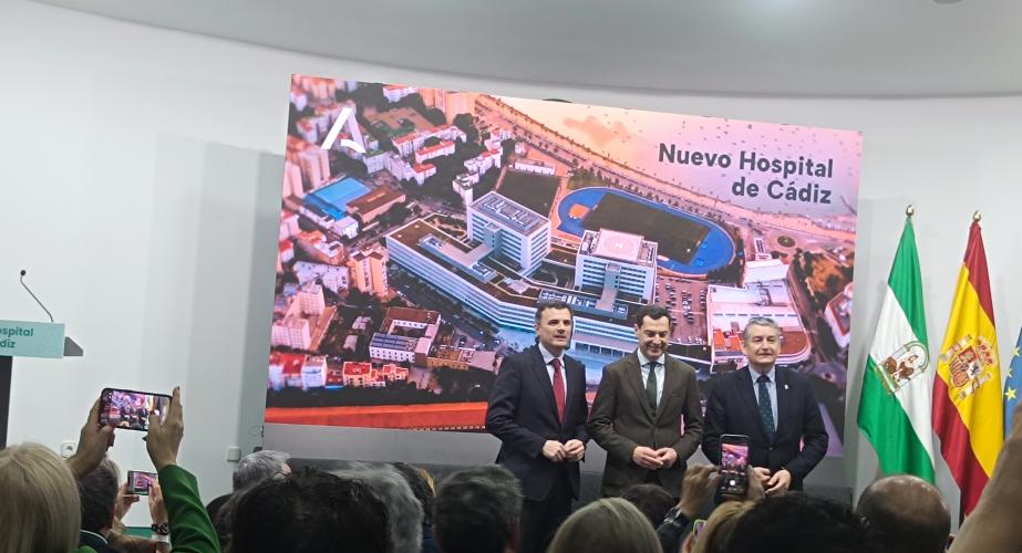 El presidente de la Junta, Juan Manuel Moreno, junto con el consejero de Sanidad, Antonio Sanz y el alcalde de Cádiz, Bruno García. 
