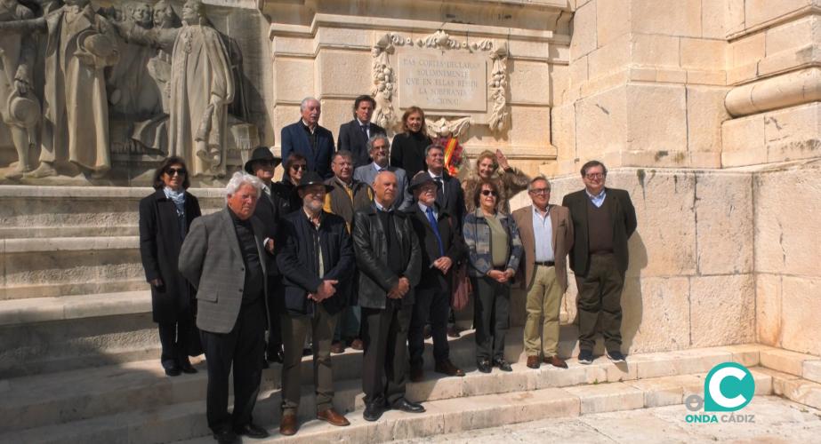 Ofrenda floral en el Monumento a las Cortes de Cádiz. 