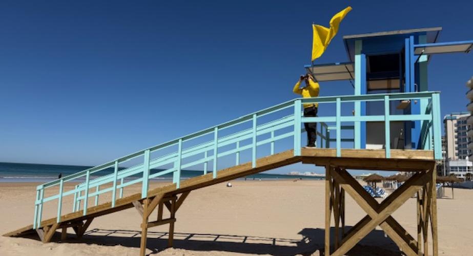 Socorrista en el módulo central playa Victoria