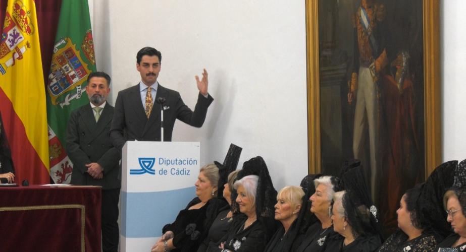 Fernando Torres realiza la exaltación de la mantilla.