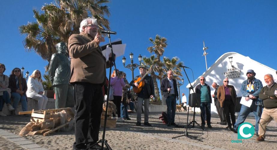La primera parada de la XVI Ruta Quiñones se realizó junto a la estatua del poeta gaditano. 