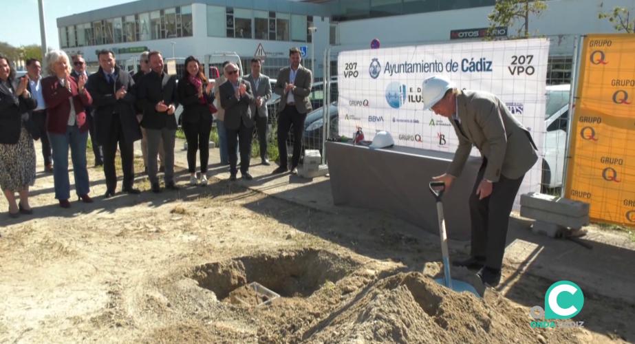 Acto simbólico de colocación de la primera piedra para la construcción de 207 nuevas viviendas protegidas en el solar del barrio de Puntales.