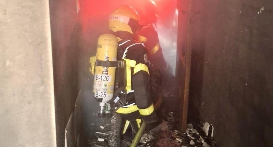 Bomberos actuan para sofocar el fuego en el lugar del siniestro