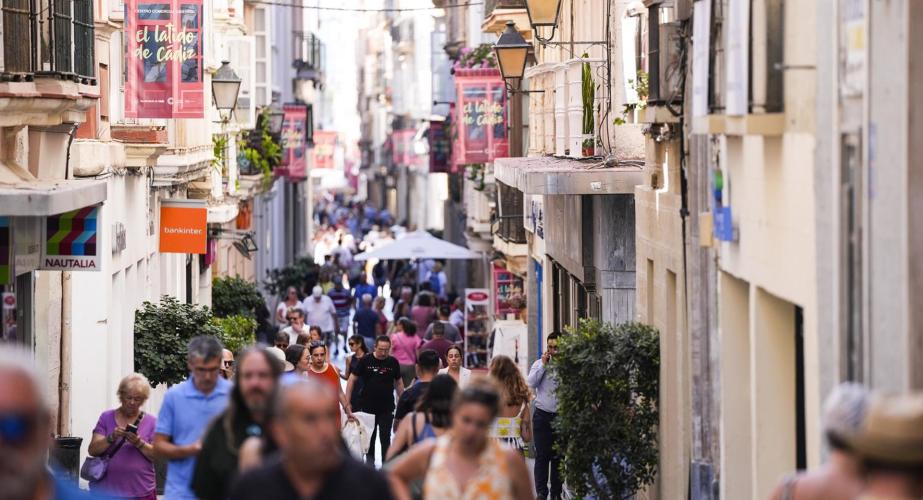 Personas caminando por una calle del centro de Cádiz