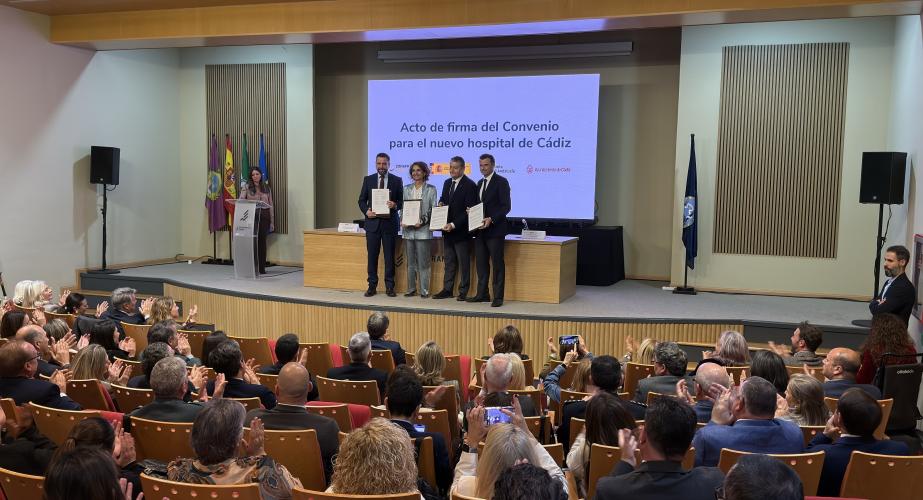 Los representantes de todas las instituciones con la documentación tras el acto