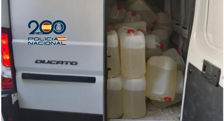 Interior del vehículo que portaba un total de 3.725 litros de combustible