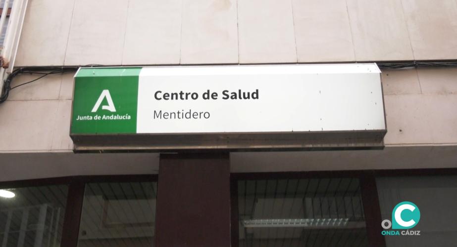 Fachada del centro de salud del Mentidero.